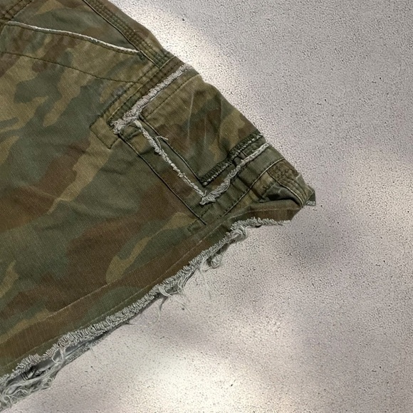 OLD NAVY ULTRA LOW-RISE CAMO MINI SKIRT - Picture 4 of 5